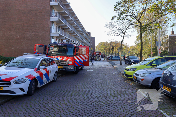 Brandweer ramt deur open wegens brand in flatwoning