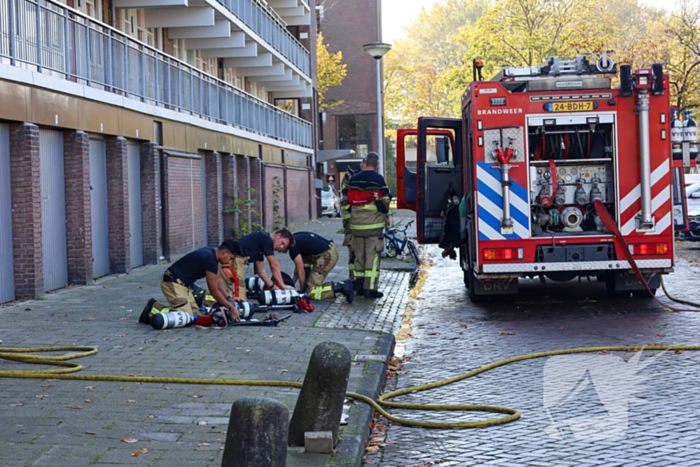 Brandweer ramt deur open wegens brand in flatwoning