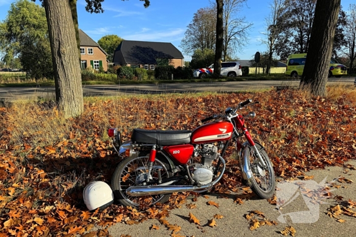 Vallende motorrijder geraakt door auto