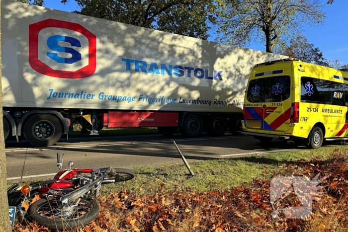 Vallende motorrijder geraakt door auto