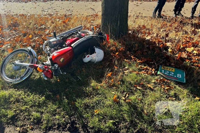 Vallende motorrijder geraakt door auto