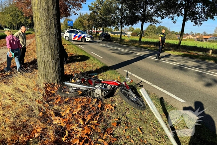 Vallende motorrijder geraakt door auto