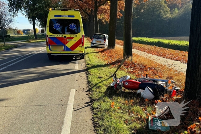 Vallende motorrijder geraakt door auto