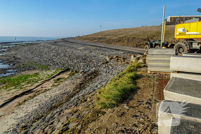 Belangstellenden betreden dijkverzwaring Vlieland afgerond