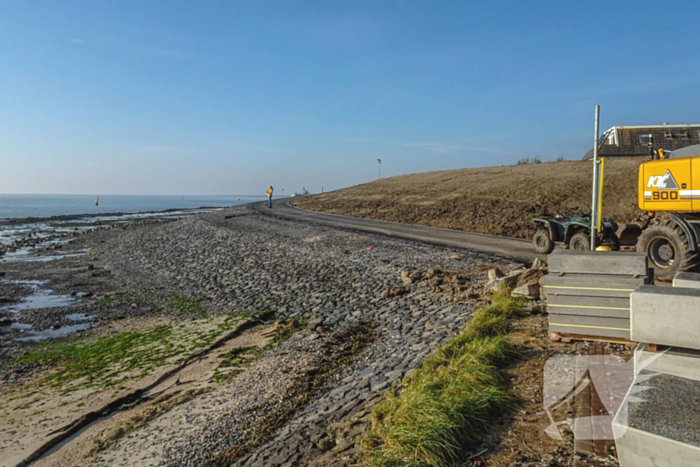 Belangstellenden betreden dijkverzwaring Vlieland afgerond