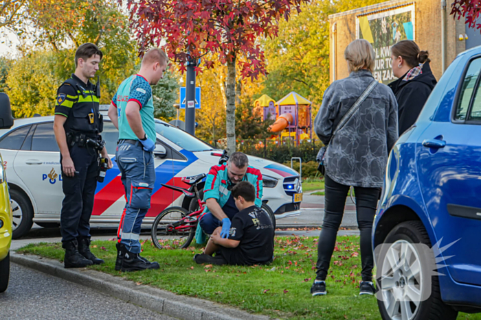 Jonge fietser ten val na botsing met auto