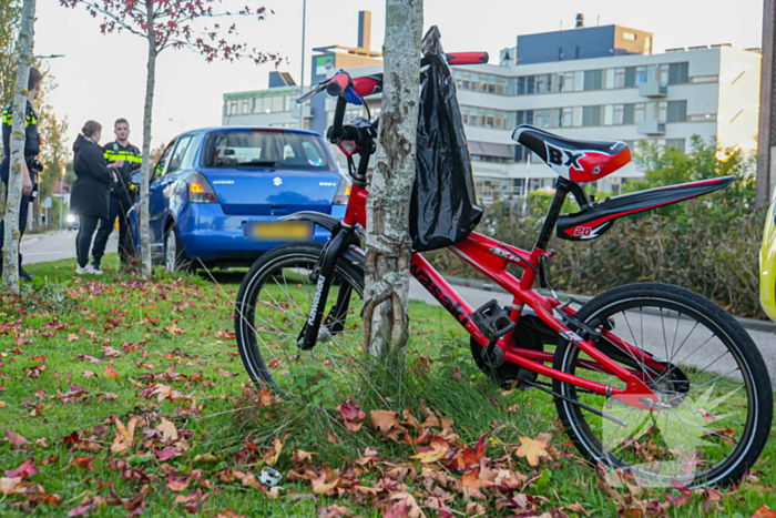 Jonge fietser ten val na botsing met auto