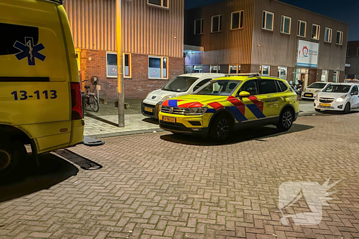 Persoon gewond na steekincident, politie doet onderzoek