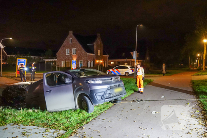 Auto raakt van de weg en belandt boven sloot