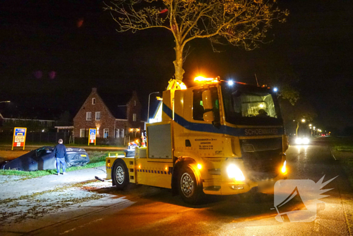 Auto raakt van de weg en belandt boven sloot