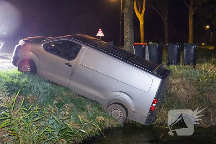 Auto raakt van de weg en belandt boven sloot