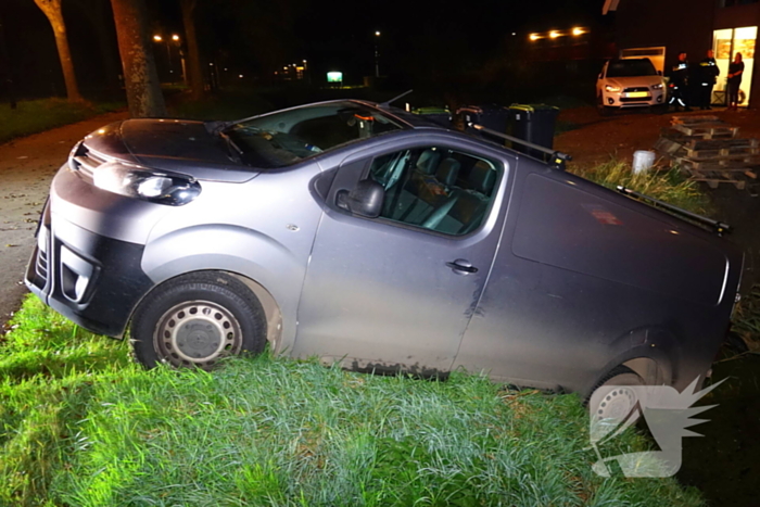 Auto raakt van de weg en belandt boven sloot