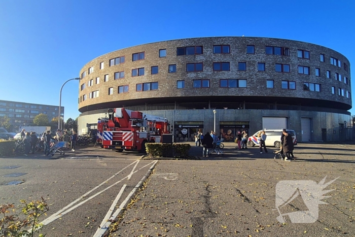 Brandweer doet onderzoek naar gaslucht, supermarkt ontruimd