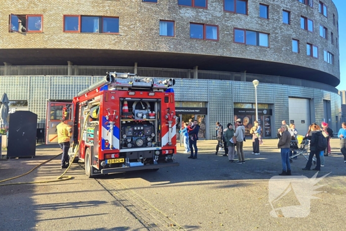 Brandweer doet onderzoek naar gaslucht, supermarkt ontruimd