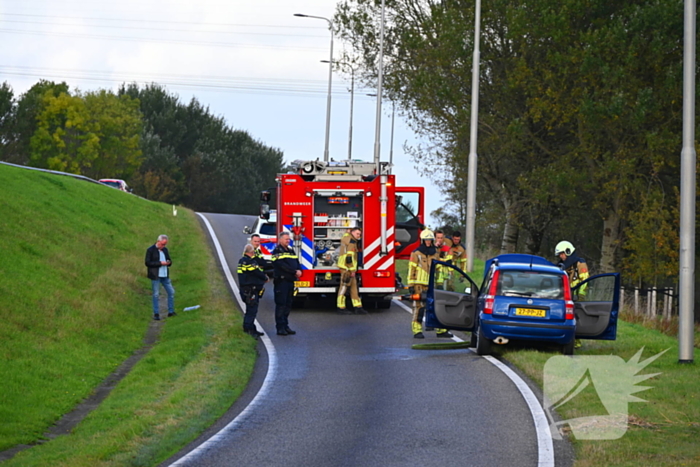 Personenauto vat vlam onder motorkap