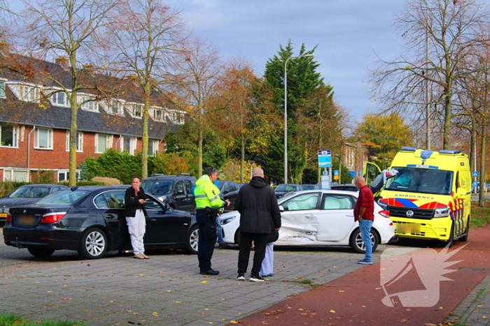 Twee voertuigen botsen op elkaar