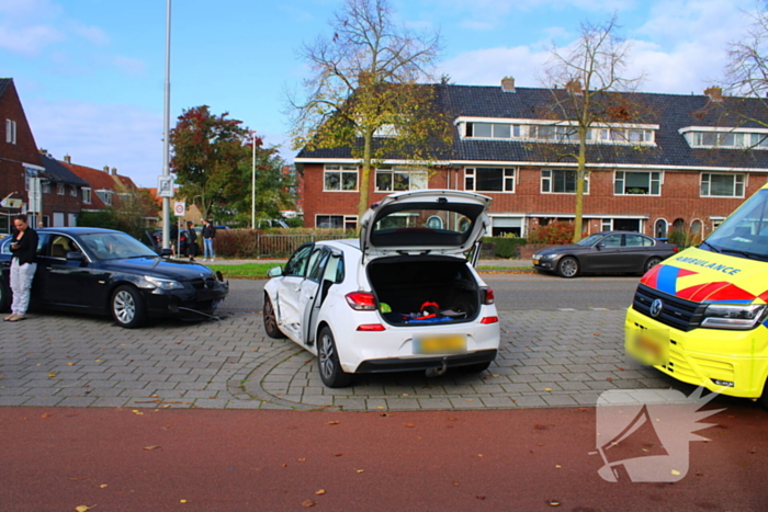 Twee voertuigen botsen op elkaar