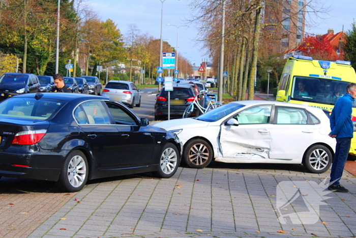 Twee voertuigen botsen op elkaar