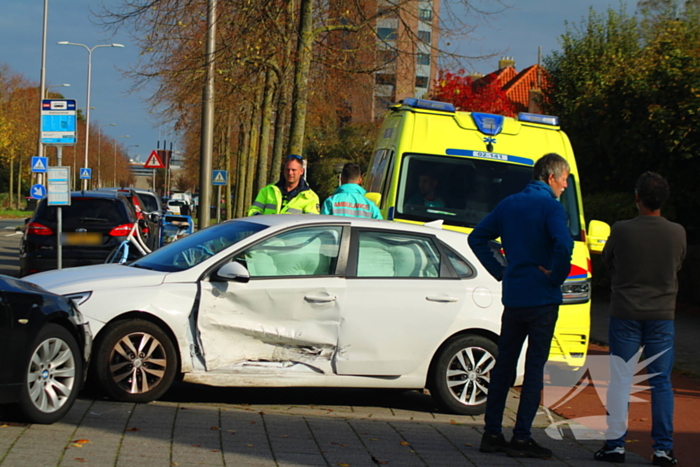 Twee voertuigen botsen op elkaar