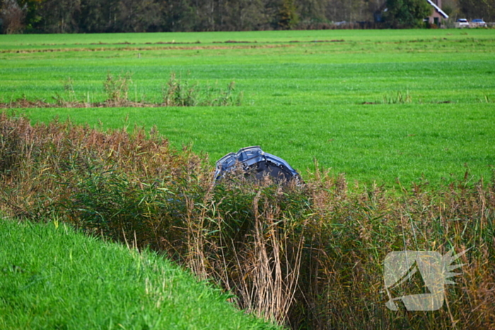 Hulpdiensten groots ingezet voor voertuig te water