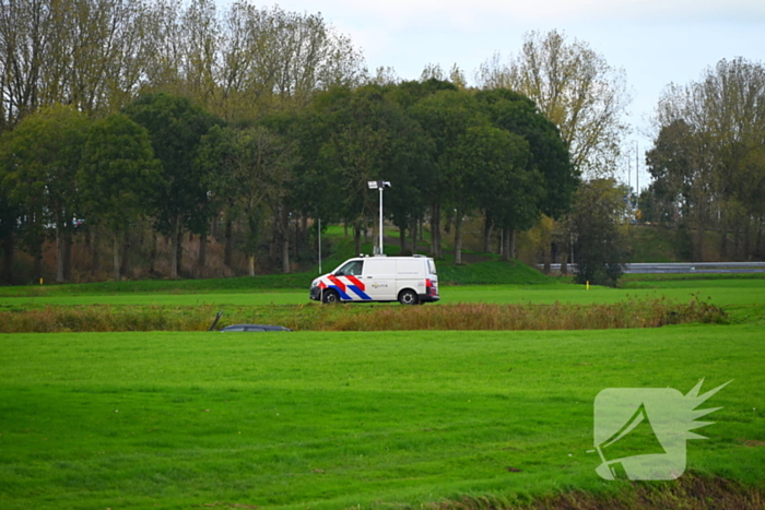 Hulpdiensten groots ingezet voor voertuig te water