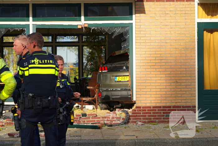 Automobilist mist bocht en rijdt restaurant binnen