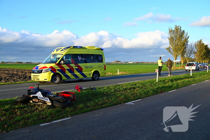 Motorrijder klapt achterop personenauto