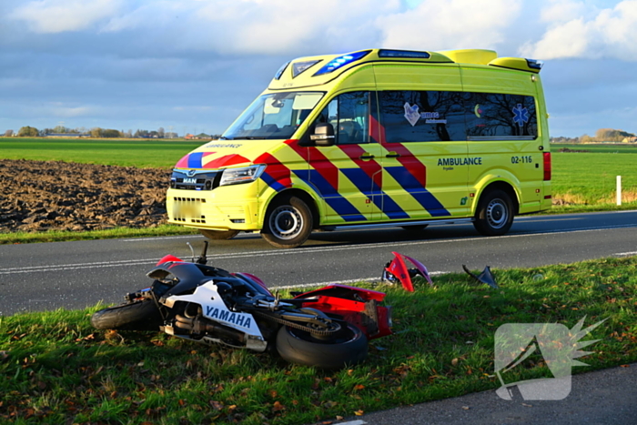 Motorrijder klapt achterop personenauto