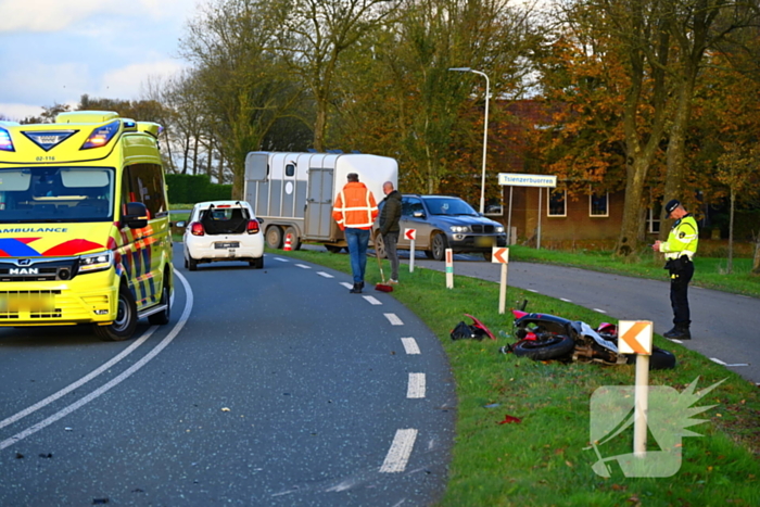 Motorrijder klapt achterop personenauto