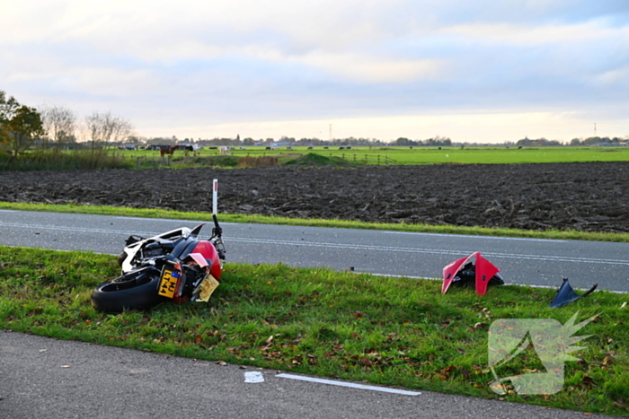 Motorrijder klapt achterop personenauto