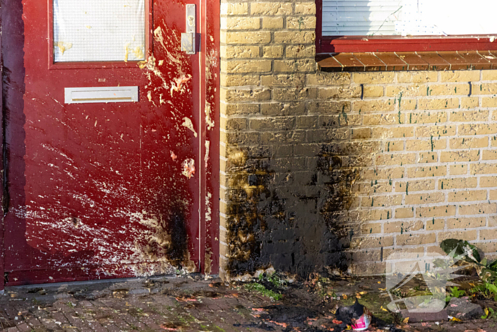 Muur zwartgeblakerd na explosie voor woning