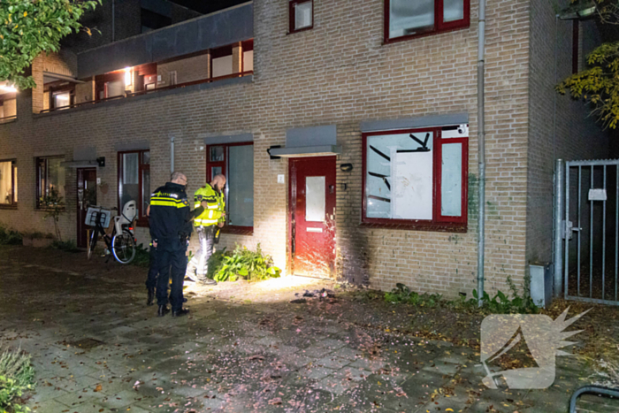 Muur zwartgeblakerd na explosie voor woning