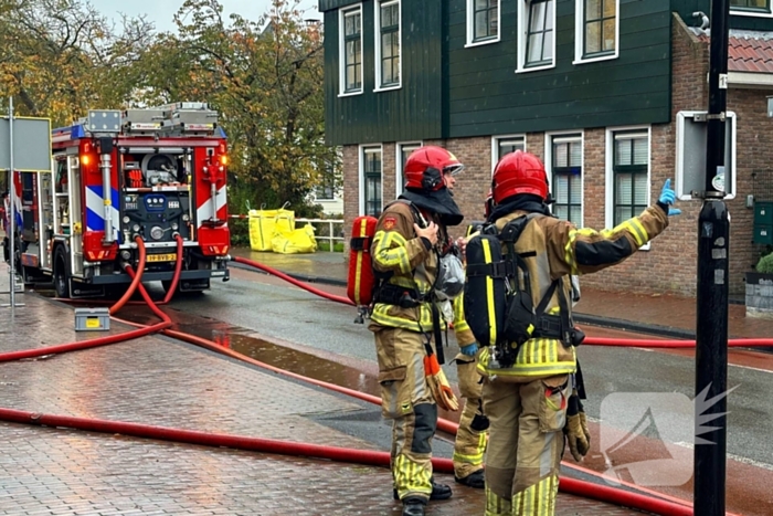 Zwaargewonde uit woning gehaald bij grote brand