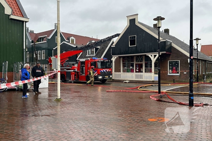 Zwaargewonde uit woning gehaald bij grote brand