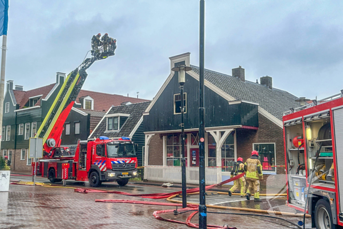 Zwaargewonde uit woning gehaald bij grote brand