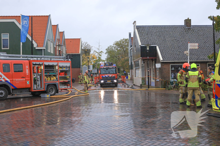 Zwaargewonde uit woning gehaald bij grote brand