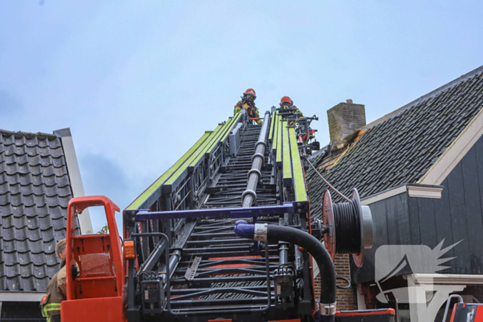 Zwaargewonde uit woning gehaald bij grote brand