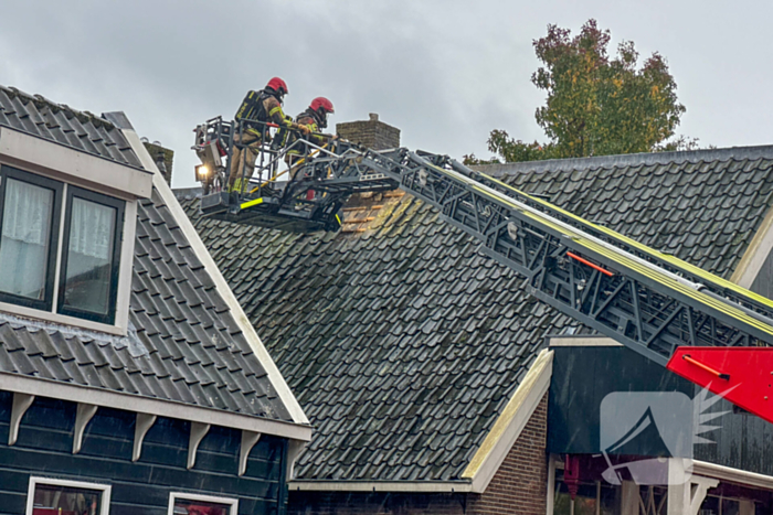 Zwaargewonde uit woning gehaald bij grote brand