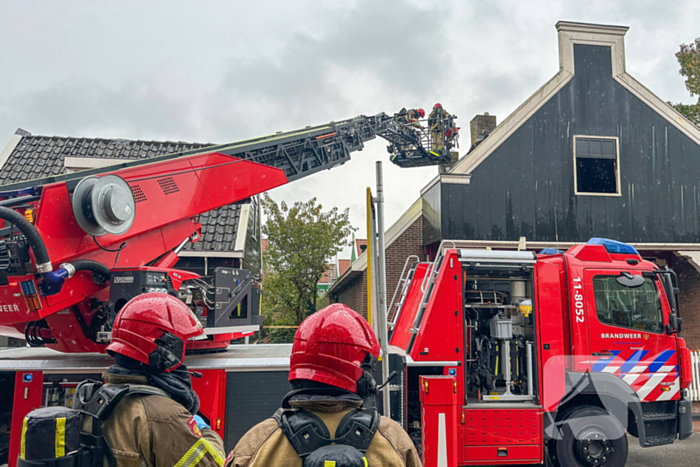 Zwaargewonde uit woning gehaald bij grote brand