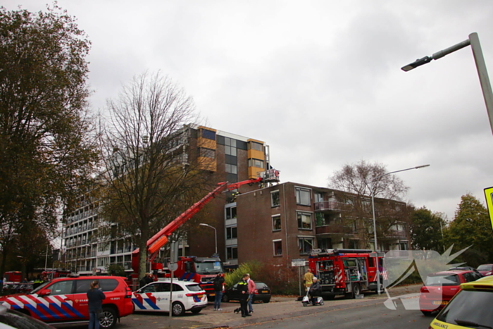 Brandweer blust brand op dak van woonzorg centrum