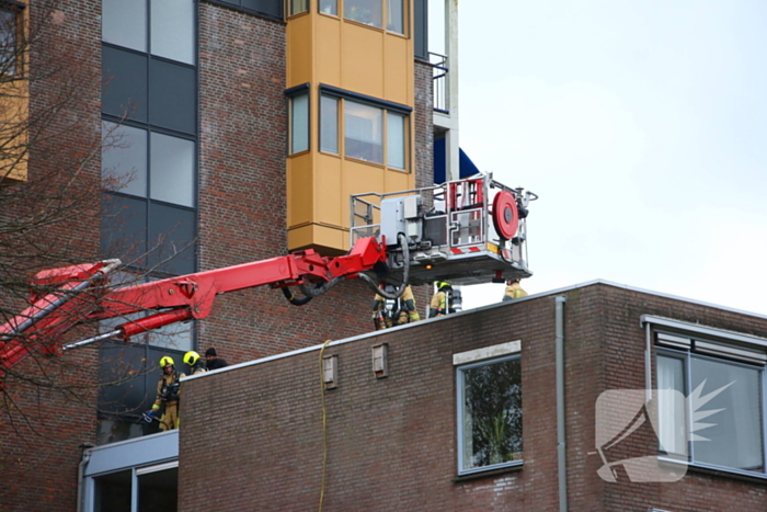 Brandweer blust brand op dak van woonzorg centrum