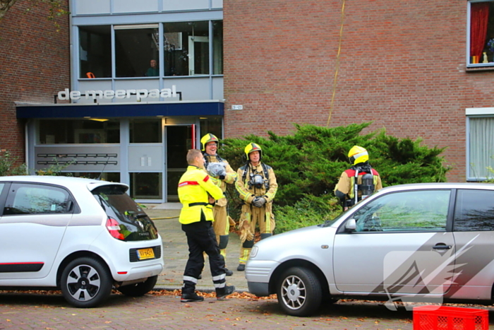 Brandweer blust brand op dak van woonzorg centrum