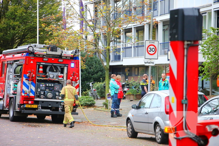 Brandweer blust brand op dak van woonzorg centrum