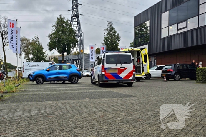 Achteruit rijdende automobilist ziet fietser over het hoofd