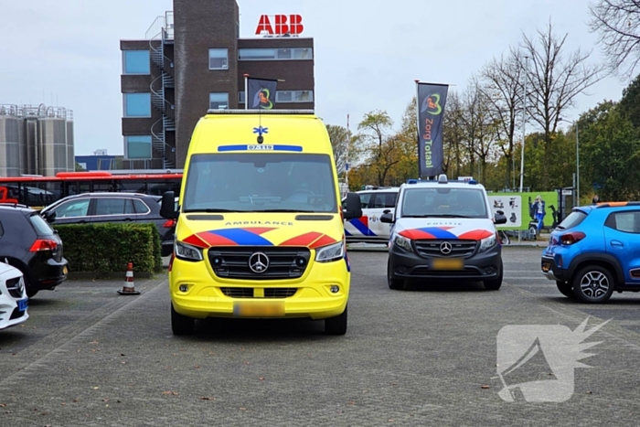 Achteruit rijdende automobilist ziet fietser over het hoofd