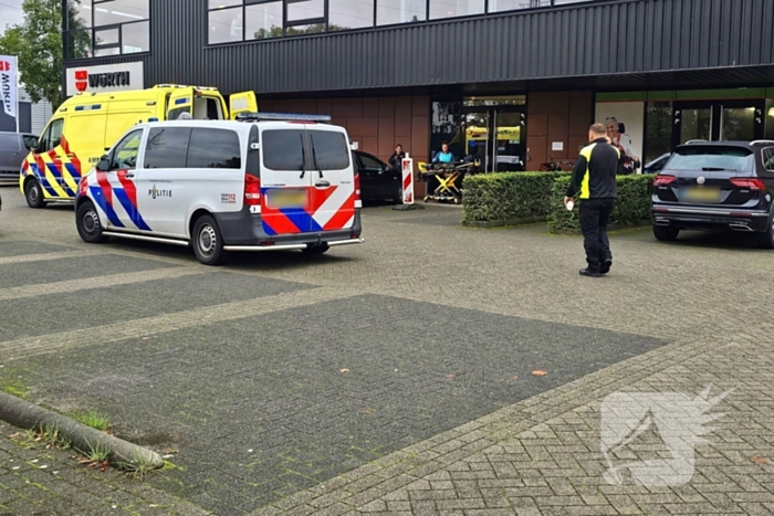 Achteruit rijdende automobilist ziet fietser over het hoofd