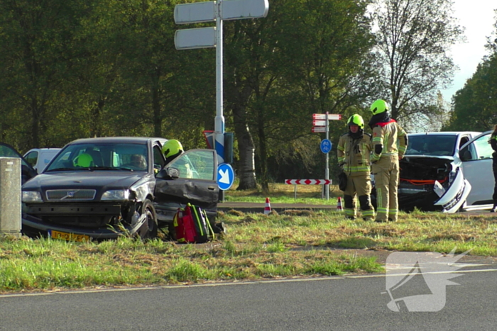 Taxibus en personenauto klappen op elkaar