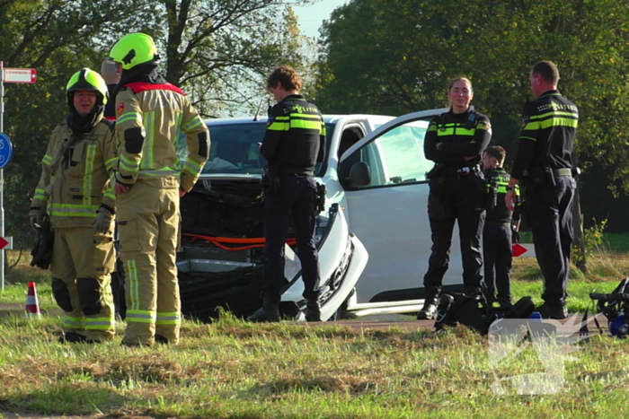 Taxibus en personenauto klappen op elkaar