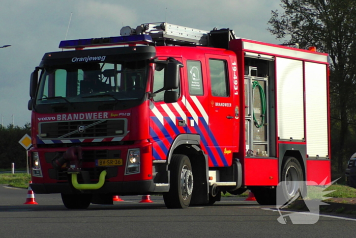 Taxibus en personenauto klappen op elkaar