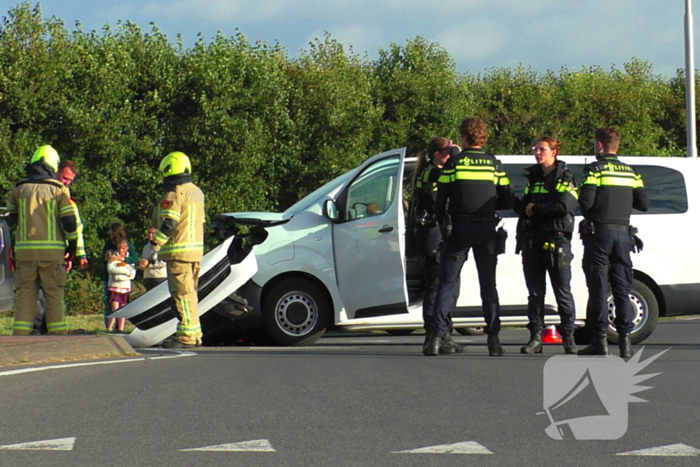 Taxibus en personenauto klappen op elkaar